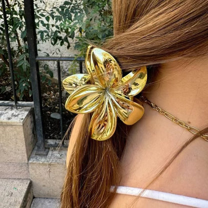 Pinza Dorada con Diseño de Flor Metálica – Accesorio Elegante para el Cabello