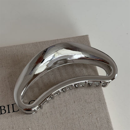 Pinza Metálica Media Luna para Cabello – Dorada o Plateada, Elegante y Moderna