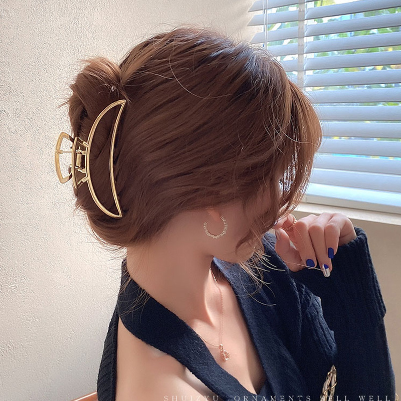 Pinza Dorada Media Luna para Cabello – Diseño Metálico Elegante y Minimalista