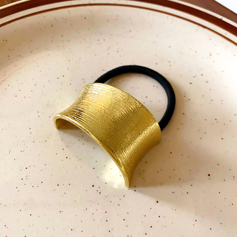 Cola de Caballo Metálica Dorada – Diseño Curvado Minimalista de Alta Gama
