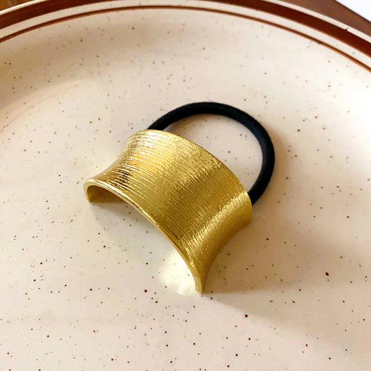 Cola de Caballo Metálica Dorada – Diseño Curvado Minimalista de Alta Gama