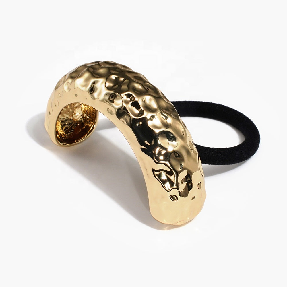 Cola de Caballo Metálica Dorada con Relieve Floral – Accesorio Elegante y Sofisticado