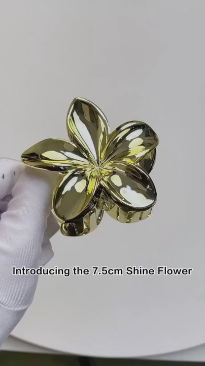 Pinza Dorada con Diseño de Flor Metálica – Accesorio Elegante para el Cabello